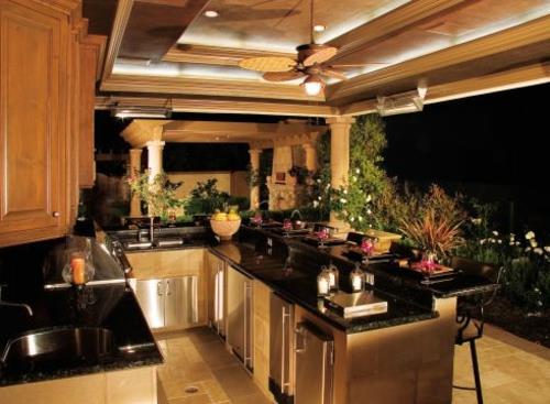 κουζίνα κήπου με οροφή φωτισμού σχάρας