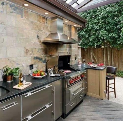 Εξωτερική κουζίνα πλήρως εξοπλισμένη πέτρινη τοιχοποιία μοντέρνα ενσωματωμένη κουκούλα εξαγωγής συσκευών κουζίνας