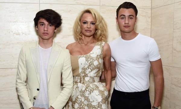 Pamela Anderson - υπέροχη εικόνα με την οικογένεια