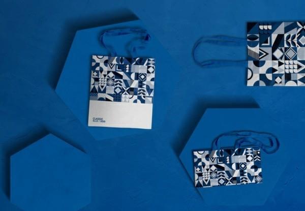 Κλασικές μπλε χάρτινες τσάντες χρώματος Pantone της χρονιάς 2020