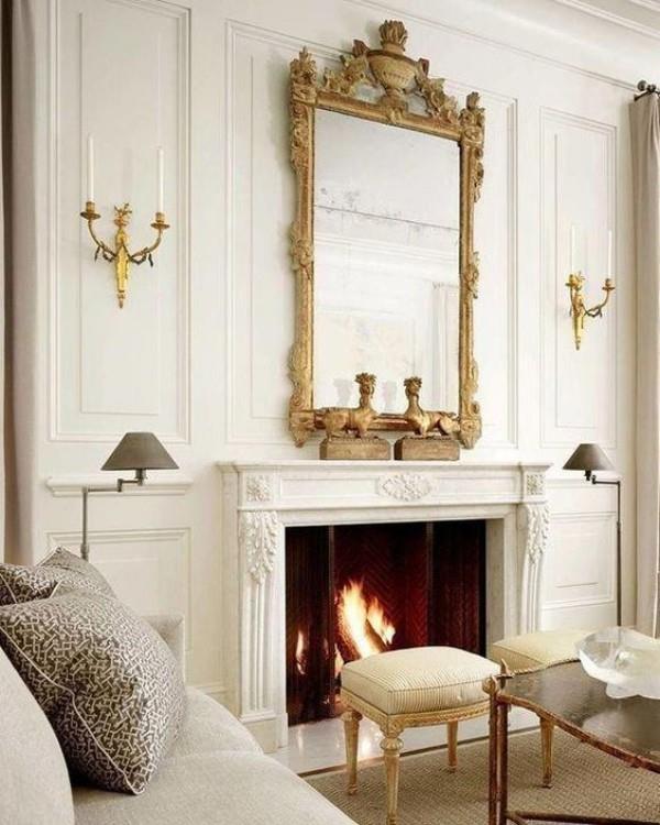 Παριζιάνικο σικ στο σαλόνι, μεγάλος καθρέφτης, διακοσμημένο πλαίσιο, κεριά και στις δύο πλευρές, λευκά έπιπλα καθισμάτων