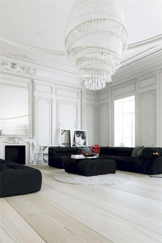 Παριζιάνικο σικ στο σαλόνι, μοντέρνο φωτεινό εσωτερικό, μαύρα έπιπλα, πολυελαίους σε αντίθεση, που τραβούν τα βλέμματα