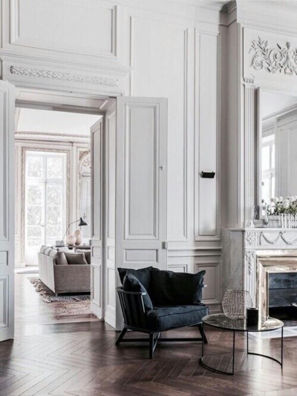 Παριζιάνικο σικ στο σαλόνι λευκό έως ανοιχτό γκρι κυρίαρχο χρώμα μια μαύρη πολυθρόνα ως εντυπωσιακό