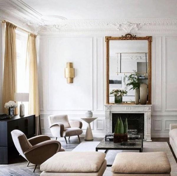 Παριζιάνικο σικ στο σαλόνι, λευκοί τοίχοι, βελούδινα έπιπλα σε ουδέτερα χρώματα, πολύ ελκυστική ατμόσφαιρα, ζεστή και κομψή