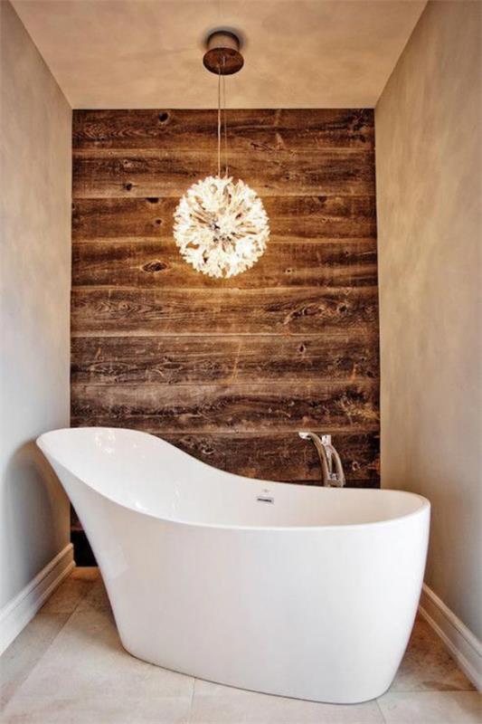 Αντιστοίχιση φωτός στο μπάνιο ανεξάρτητη μπανιέρα κρεμαστή λάμπα ξύλινος τοίχος
