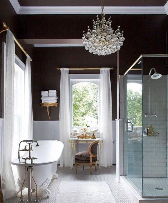 Αντιστοίχιση φωτός στο μπάνιο πολύ φυσικό φως έντονο και ελκυστική αντίθεση σε λευκό μαύρο