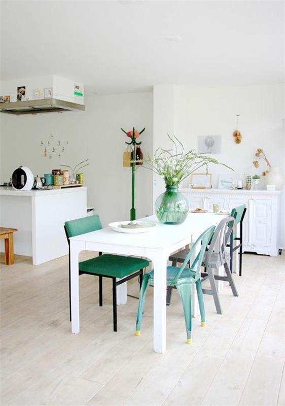 Παστέλ πράσινες εσωτερικές καρέκλες κάτω από το νησί της κουζίνας