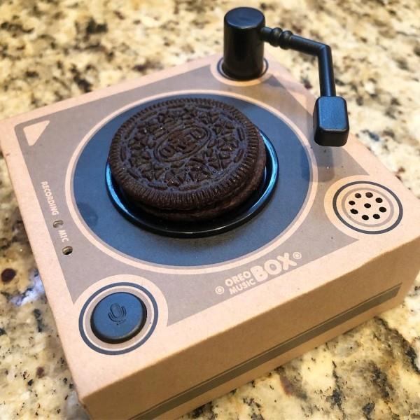 Το gadget της Φιλαδέλφειας Bagel που μετατρέπει τα πάντα σε κουτί μουσικής μπισκότου με μπαγκελ oreo Χριστούγεννα