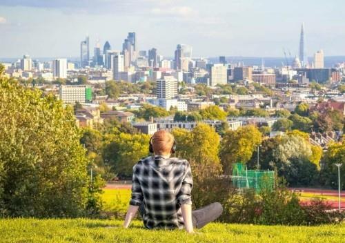 Πικνίκ στο Hampstead Heath στον ορίζοντα της πόλης του Λονδίνου από τον τουρίστα του Parlament Hill σε πρώτο πλάνο