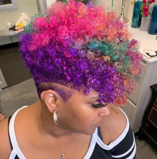 Pixie χτένισμα - πολύχρωμα μαλλιά - υπέροχο χρώμα μαλλιών