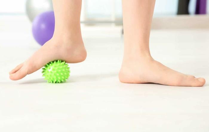 Ασκήσεις επίπεδων ποδιών θεραπείας επίπεδου ποδιού με μπάλα