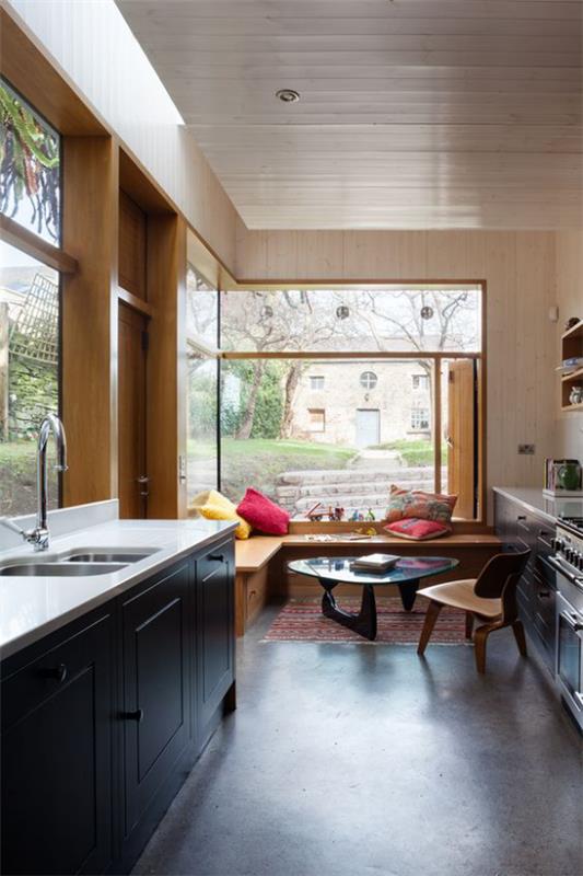 Έξυπνη χρήση γωνιακού παραθύρου Corner Window Nook στην κουζίνα αμερικάνικου στιλ