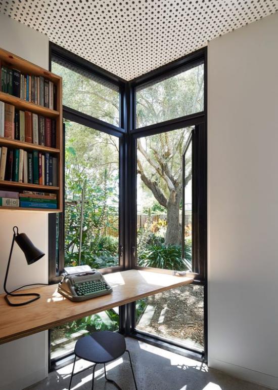 Έξυπνη χρήση του χώρου στο γωνιακό παράθυρο Ένα γραφείο δίπλα στο παράθυρο Δημιουργήστε ένα μικρό γραφείο στο σπίτι Πολύ φως της ημέρας Απολαύστε το πράσινο στον κήπο