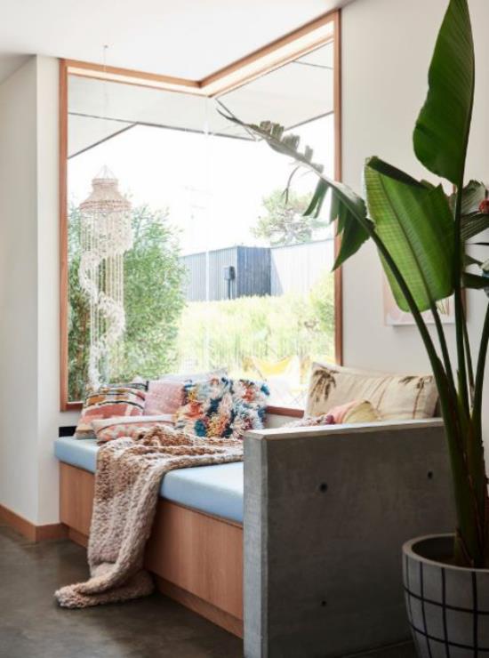 Έξυπνη χρήση του χώρου στο γωνιακό παράθυρο Άνετη κουβέρτα για καναπέδες ρίξτε έναν υπνάκο το απόγευμα