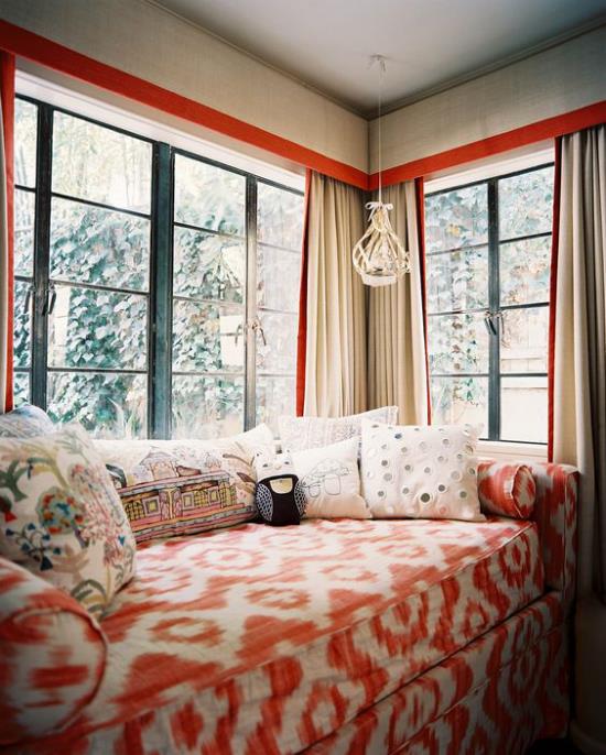 Η έξυπνη χρήση του χώρου στο γωνιακό παράθυρο είναι ένας άνετος καναπές που προσκαλεί για έναν απογευματινό ύπνο δίπλα στο παράθυρο