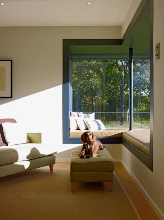 Έξυπνη χρήση του χώρου στο γωνιακό παράθυρο γεμάτο γωνιακό πάγκο ευχάριστο δωμάτιο ατμόσφαιρα ηλιαχτίδες σκυλί