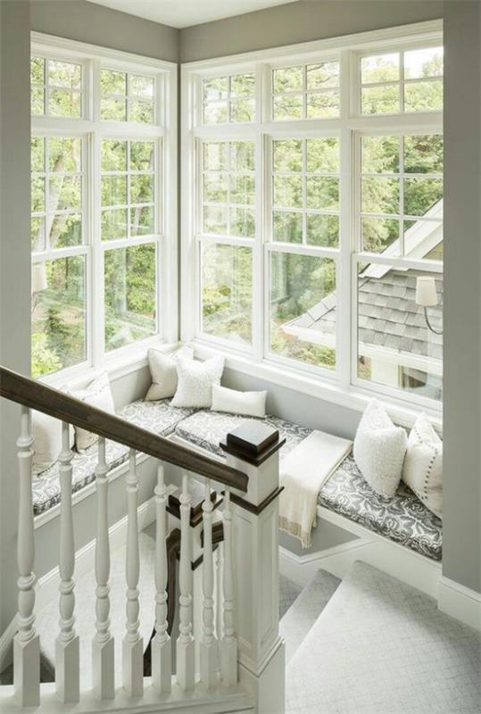 Έξυπνη χρήση του χώρου στο γωνιακό παράθυρο Δημιουργήστε ένα άνετο καθιστικό στο κλιμακοστάσιο σε λευκό και γκρι χρώμα
