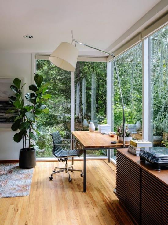 Έξυπνη χρήση του χώρου στο γωνιακό παράθυρο Δημιουργήστε ένα μικρό γραφείο στο σπίτι Πολύ φως της ημέρας Πράσινα φυτά