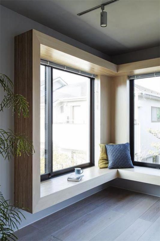 Έξυπνη χρήση του χώρου στο γωνιακό παράθυρο μινιμαλιστικό σχέδιο χωρίς ταπετσαρία χωρίς διακόσμηση μόνο δύο μαξιλάρια