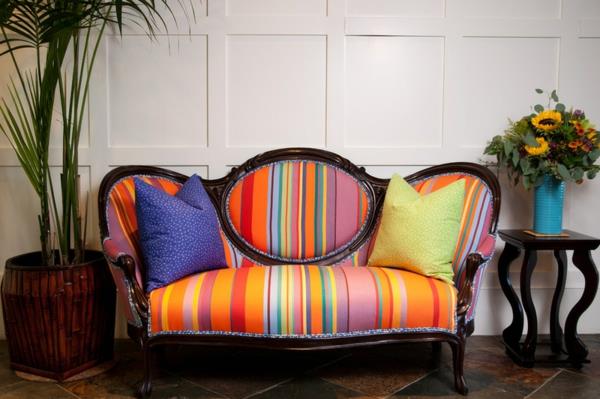 Επικαλυμμένα έπιπλα και ένας εκλεκτικός καναπές με πολύχρωμες ρίγες