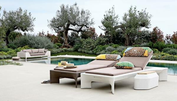 Επιτραπέζια καρέκλα επίπλων κήπου Polyrattan εξωτερικά μαξιλάρια δίπλα στο τραπέζι