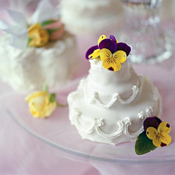 Φθηνά γαμήλια κέικ δύο επιπέδων κίτρινα λουλούδια