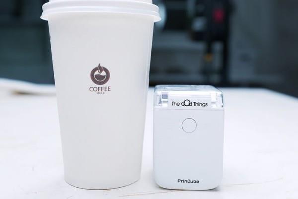 Ο PrinCube είναι ένας μικροσκοπικός φορητός εκτυπωτής που μπορεί να εκτυπώσει σε οποιαδήποτε επιφάνεια εκτύπωσης σε χάρτινα ποτήρια