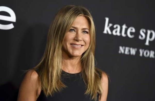 Διασημότητες Jennifer Aniston 50 ετών κοριτσίστικη εμφάνιση