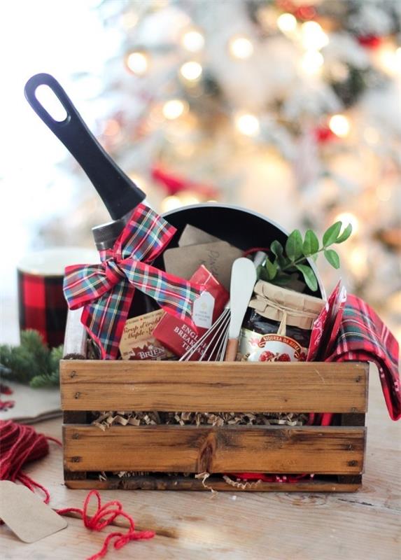 Χριστουγεννιάτικο καλάθι δώρου - κουτί με ξύλο