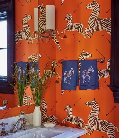 Λεπτομέρειες δωματίου φωτεινά χρώματα πορτοκαλί ειδικά μοτίβα άλογα στην ταπετσαρία τοιχογραφίας