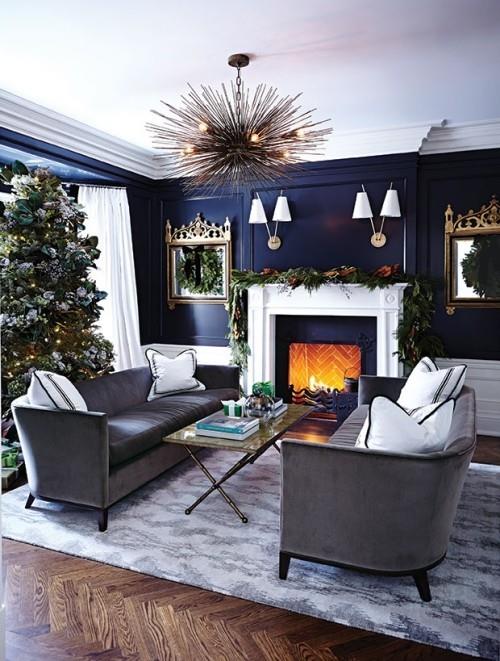Ιδέες εσωτερικού σχεδιασμού Μπλε και λευκό σε αντίθεση όμορφα σχεδιασμένο σαλόνι διακοσμημένο για τα Χριστούγεννα