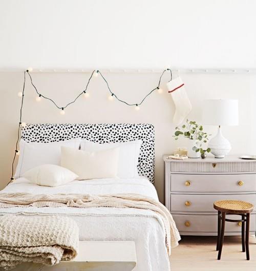 Ιδέες εσωτερικού σχεδιασμού υπνοδωμάτιο σε λευκό σχεδιασμένο χριστουγεννιάτικο διακοσμητικό επίσης σε λευκό