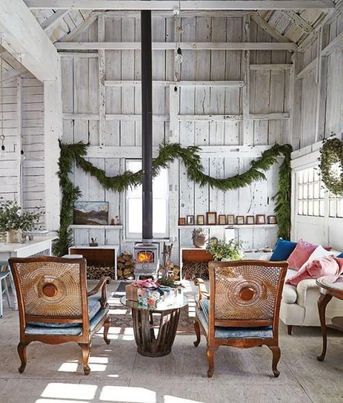 Ιδέες εσωτερικού σχεδιασμού σαλόνι στο αγρόκτημα διακοσμημένο για τα Χριστούγεννα