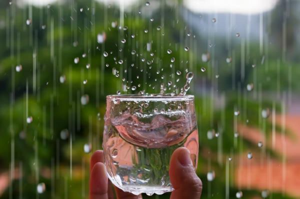 Το νερό της βροχής χρησιμοποιεί γυάλινες σταγόνες βροχής
