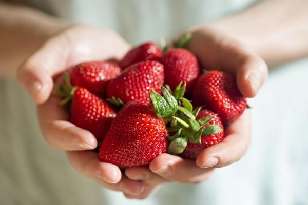 Rριμες φράουλες υγιεινή διατροφή τόσο ενδιάμεσα με το φαγητό