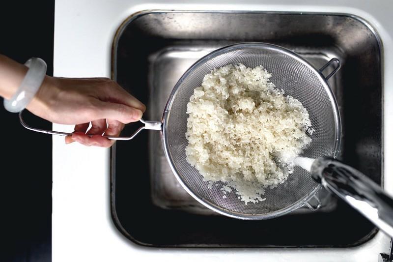 Μαγειρεύοντας σωστά το ρύζι Ξεπλύνετε το ρύζι κάτω από τρεχούμενο νερό