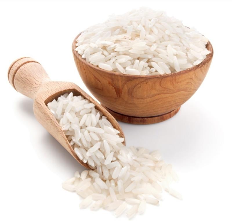 Το μαγείρεμα του ρυζιού σωστά το ρύζι basmati που προετοιμάζει ινδικό φαγητό