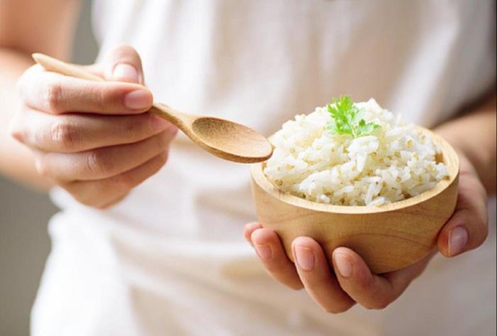 Διατροφή ρυζιού ένα μόνο φαγητό βρασμένο ρύζι σε ένα μικρό ξύλινο μπολ από φύλλα μαϊντανού