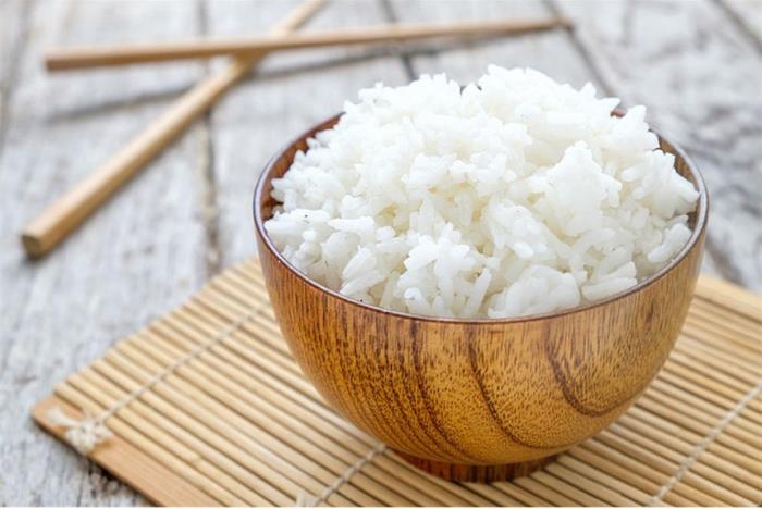 Διατροφή ρυζιού Οι Ιάπωνες τρώνε μαγειρεμένο ρύζι σε ένα μικρό μπολ