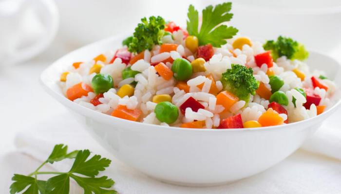 Διατροφή ρυζιού Το μαγειρεμένο ρύζι με λαχανικά σε ένα λευκό μπολ έχει καλή γεύση είναι υγιεινό