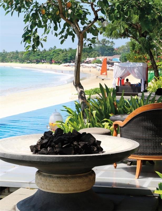 Προορισμοί 2019 Πέτρινο τραπέζι εστιατορίου δίπλα στην παραλία στις Σεϋχέλλες