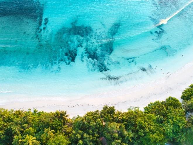 Προορισμοί 2019 Σεϋχέλλες όμορφη παραλία κάνοντας υποβρύχια σπορ φωτογράφιση