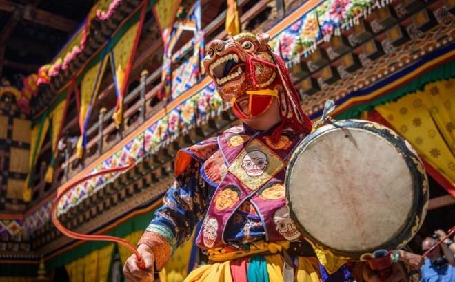 Ταξιδιωτικοί Προορισμοί 2019 Βουδιστής Μοναχός Πολύχρωμος Μάσκα Προσώπου Χορός στο Φεστιβάλ Πάρο Τσέχου