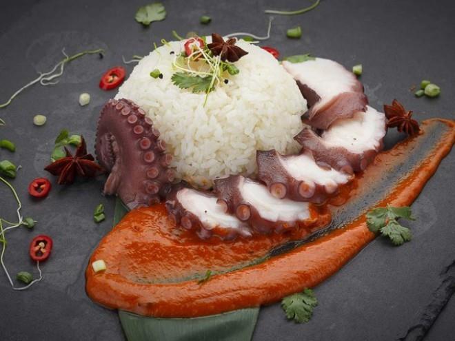 Προορισμοί 2019 τυπικό φαγητό στο χταπόδι των Σεϋχελλών σερβίρεται με ρύζι και σάλτσα κάρυ σε πέτρινο πιάτο