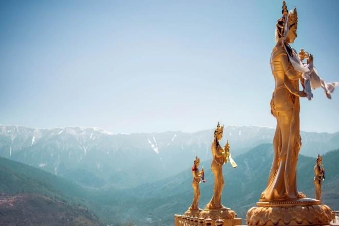 Προορισμοί 2019 επιχρυσωμένες φιγούρες βουδιστικών θεοτήτων στο Τιμπού Μπουτάν