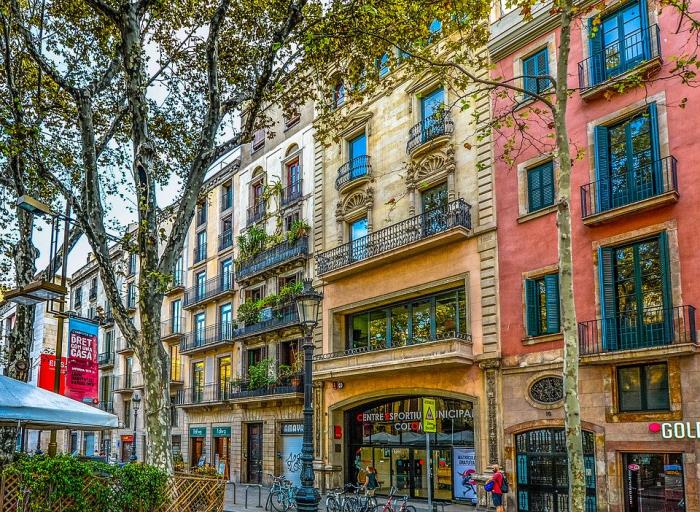 Προορισμοί για ρομαντικούς Βαρκελώνη Ισπανική μητρόπολη όμορφα πολύχρωμα κτίρια
