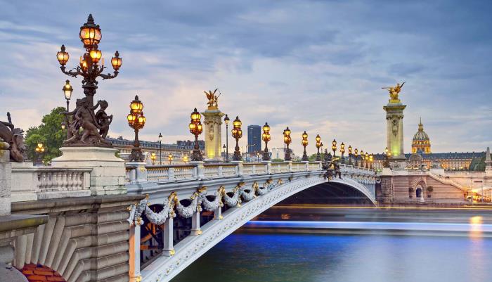 Προορισμοί για ρομαντικούς Γέφυρα Pont Alexandre III πάνω από τον Σηκουάνα χτισμένο σε νεο-μπαρόκ στιλ