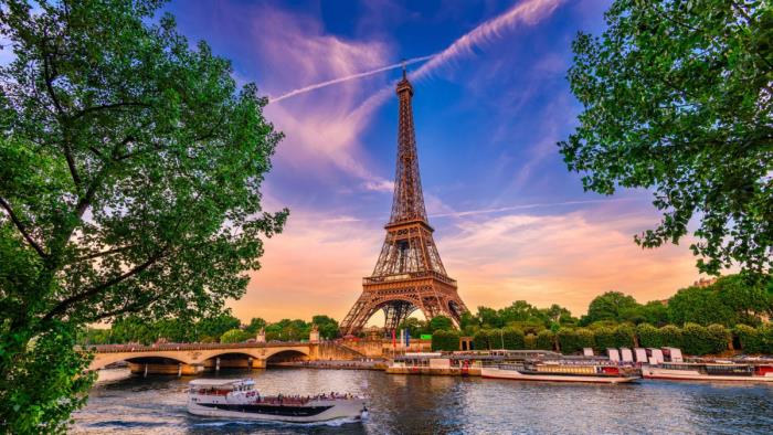 Προορισμοί για ρομαντικούς Παρίσι επισκέπτονται τον ορόσημο του Πύργου του Άιφελ στη γαλλική πρωτεύουσα