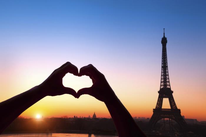 Προορισμοί για ρομαντικούς επισκέπτονται το Παρίσι για να δουν τον Πύργο του Άιφελ να κάνει μια δήλωση αγάπης