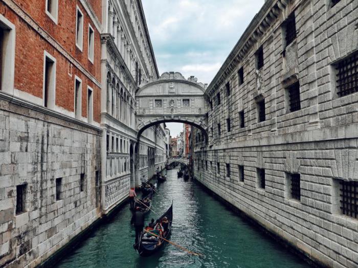 Ρομαντικοί προορισμοί Βερόνα Ιταλία Κάντε ένα ταξίδι με πλοίο στα κανάλια της πόλης